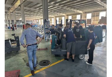 Welcome customers to visit the floor scrubber machine factory